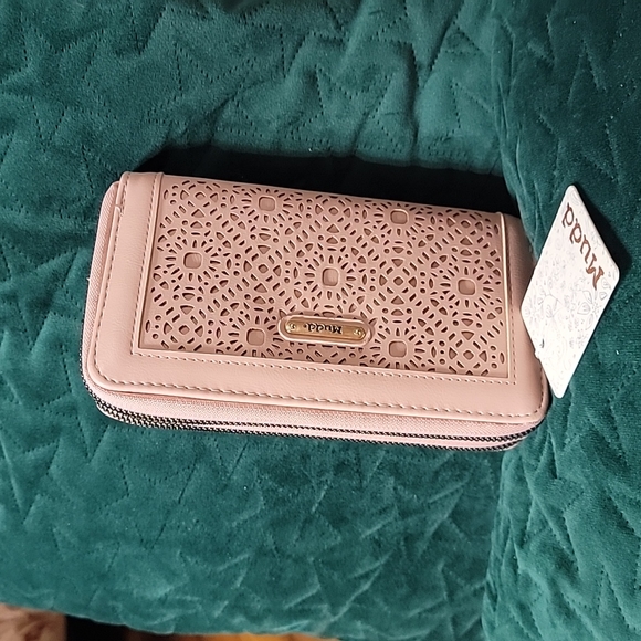 Mudd Mudd...purse👛 very elegant hands with double cream color zipper... - Picture 11 of 12